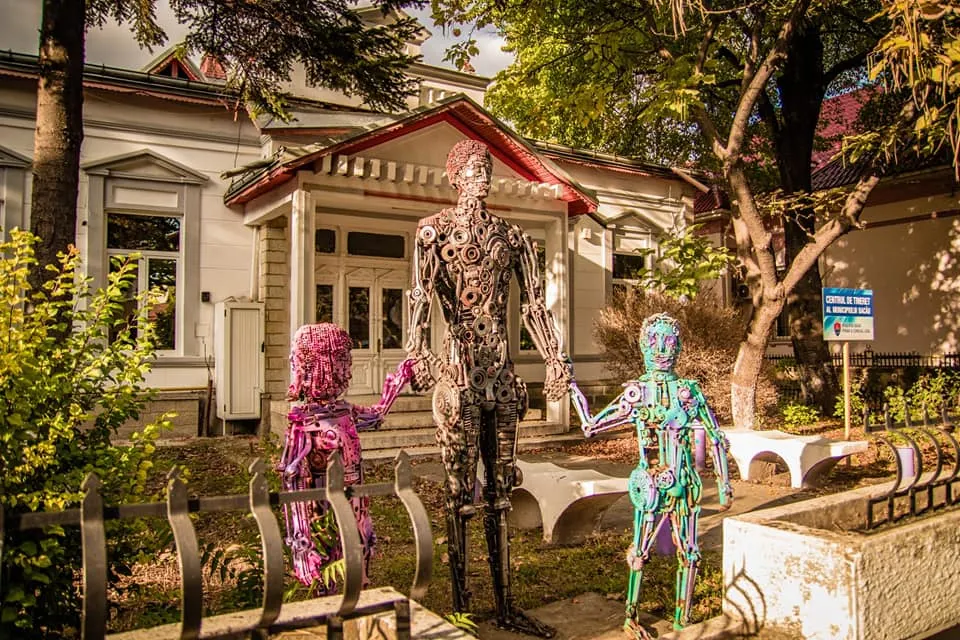 FOTO:Controversata statuie-emblemă pentru „Bacău- Capitala Tineretului din România” a ajuns în curtea Centrului de Tineret