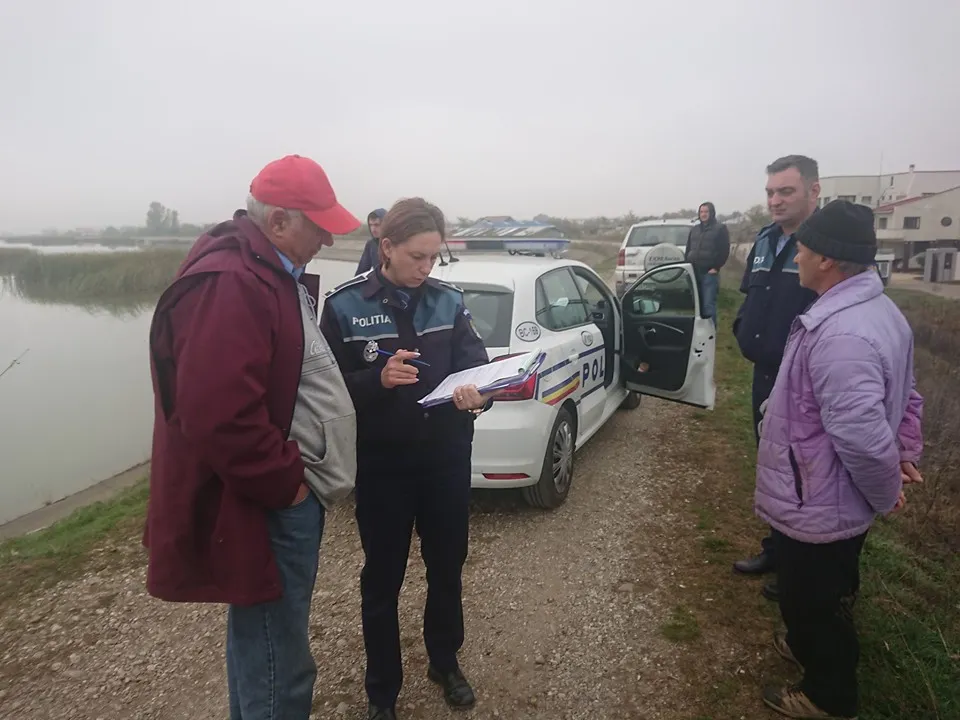 FOTO: Trei luni de interdicție pe baltă și amenzi pentru doi pescari din Bacău care pescuiau cu plasă monofilament