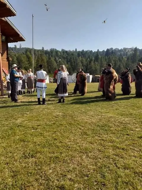 FOTO/VIDEO:„Urșii” din Comănești, vedete și pe Discovery. O echipă filmează în aceste zile pe Valea Trotușului pentru televiziunea americană