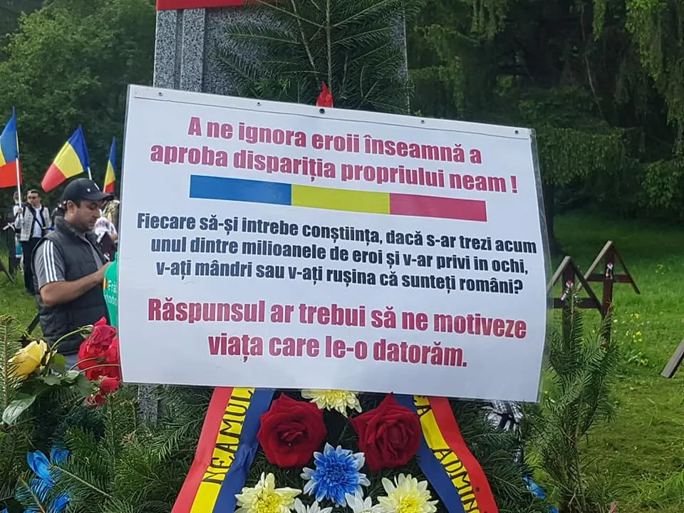 FOTO/VIDEO: Mobilizare pentru sărbătorirea Zilei Armatei Române la Cimitirul Eroilor de la Valea Uzului: „150 de torțe pentru 150 de eroi”. Primăria Dărmănești a anunțat programul manifestării