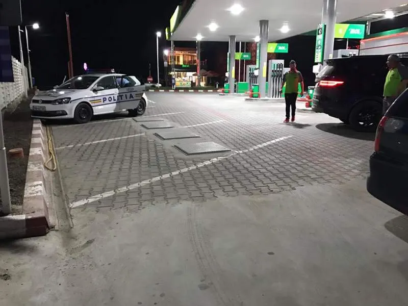 Tupeu incredibil: a furat mașina din benzinărie, cât timp șoferul plătea plinul! Hoțul a fost prins și reținut