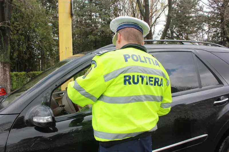 Prins la volan fără permis, un băcăuan s-a dat drept fratele său