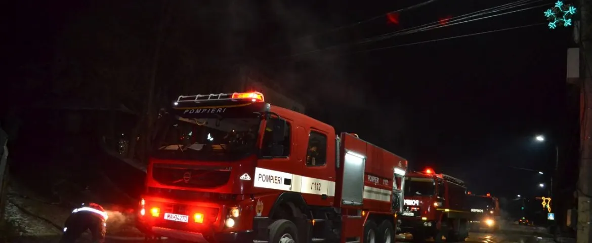 ULTIMA ORĂ: Prăpăd! Mobilizare de forțe la Buciumi, unde ard trei case!
