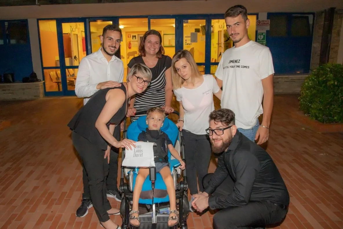 O comunitate din Italia se mobilizează pentru salvarea copilașului unei familii din Bacău. Eduard are 5 ani și a fost diagnosticat cu „paralizie cerebrală bilaterală infantilă”