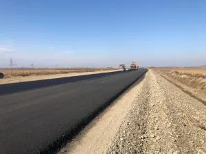 EXCLUSIV: Primul accident rutier pe Autostrada Bacău, încă în stadiu de șantier. Un tânăr beat și fără permis ce făcea curse de viteză s-a înfipt într-o macara. El și colegul său au fost răniți și au ajuns la spital