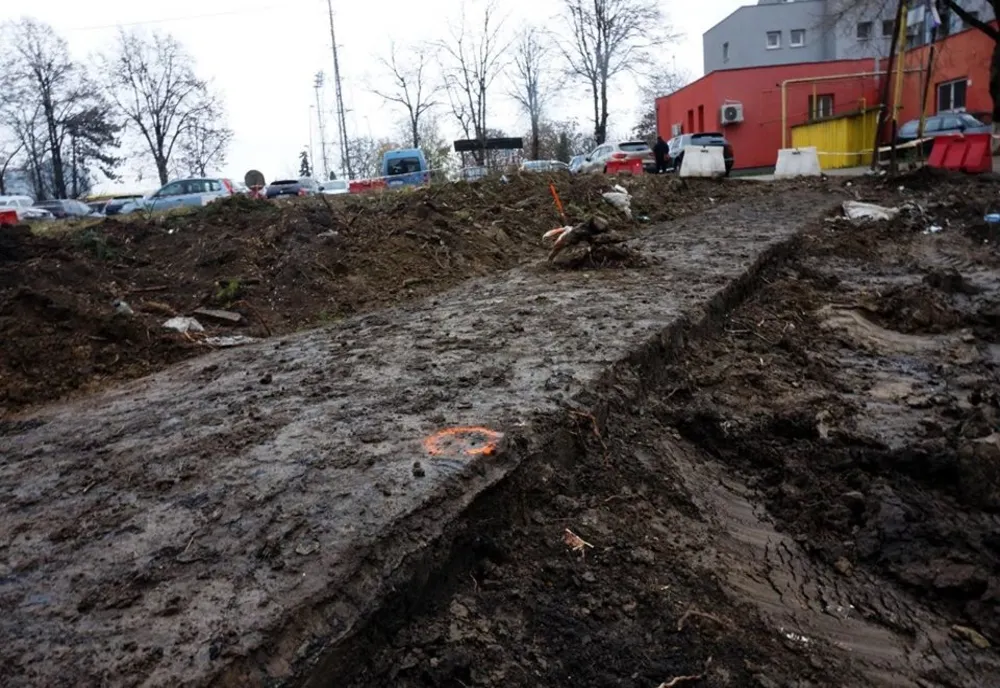 FOTO: Incredibil! O rețea de utilități “pierdută” în acte blochează o investiție importantă din Bacău