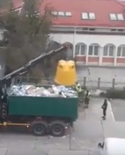 VIDEO: Revoltător! La Onești, oamenii reciclează, iar cei de la salubritate amestecă gunoaiele