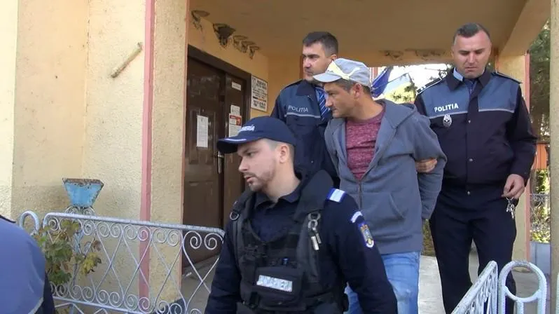 FOTO:Agresorii minorului cu dizabilități au fost arestați preventiv. Cei trei au legat copilul, l-au pus în portbagaj, l-au dezbrăcat și l-au abandonat la marginea pădurii