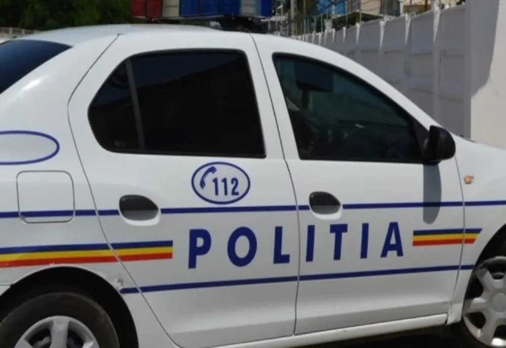 Doi bărbați din Bacău reținuți de polițiști după ce au tâlhărit angajații unor magazine