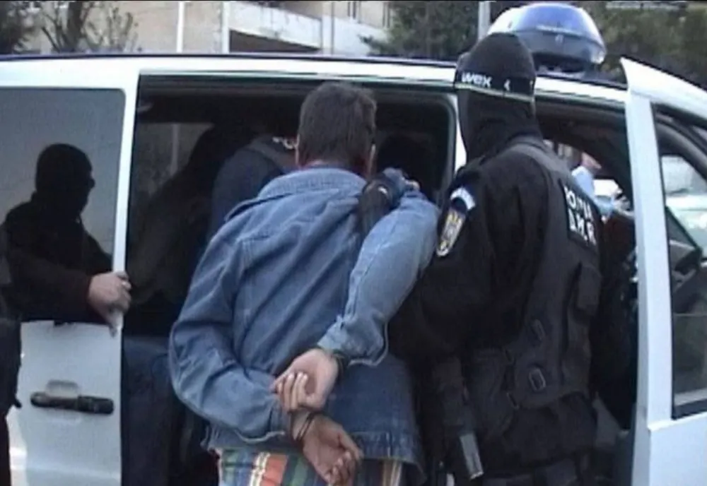 Hoți, depistați de polițiști în urma unei percheziții domiciliare