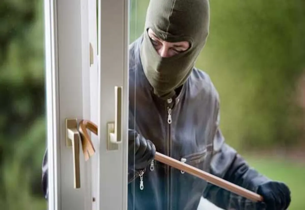Poliţiştii din Târgu Ocna au identificat un bărbat care a încercat să fure bunuri dintr-o locuinţă