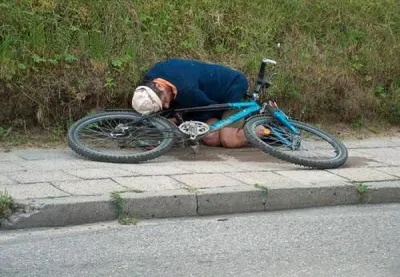 S-a urcat beat pe bicicletă, s-a dezechilibrat și a căzut