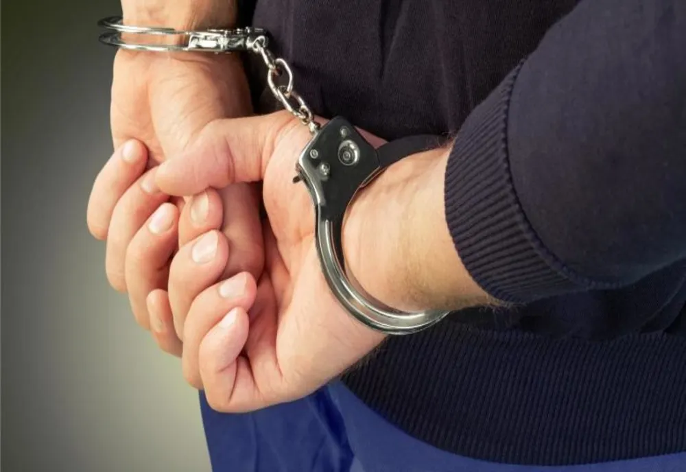 Cercetaţi şi reţinuţi de poliţişti pentru înşelăciune
