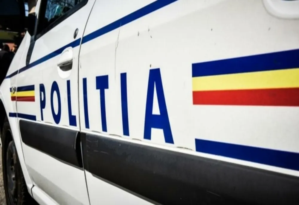 Un șofer nu a oprit la semnalul polițiștilor. Acesta a fost prins după ce a izbit mașina de un stâlp. Ce transporta bărbatul