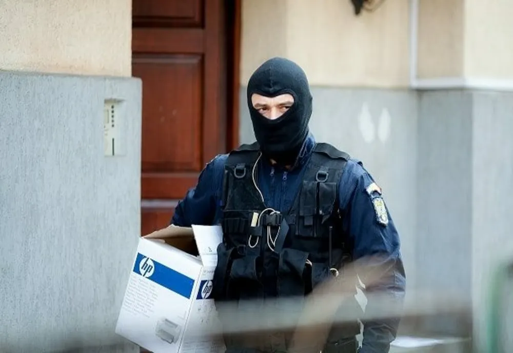 Ţigări şi articole pirotehnice interzise, confiscate de poliţişti în cadrul unor percheziţii 