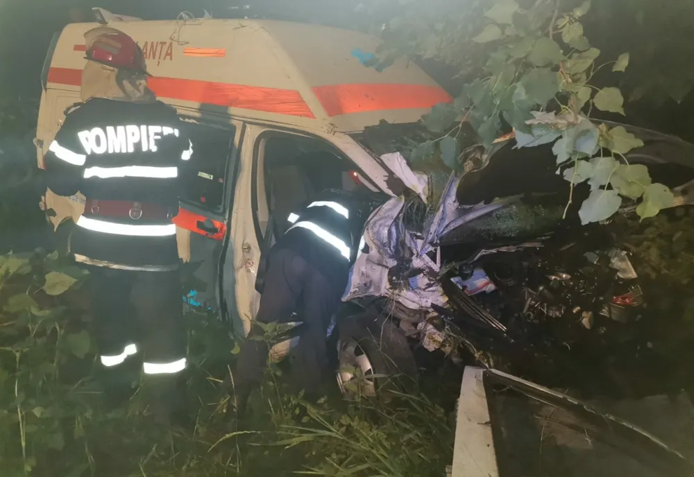 Ambulanță în misiune, implicată într-un accident pe E85. Patru persoane, rănite (FOTO)