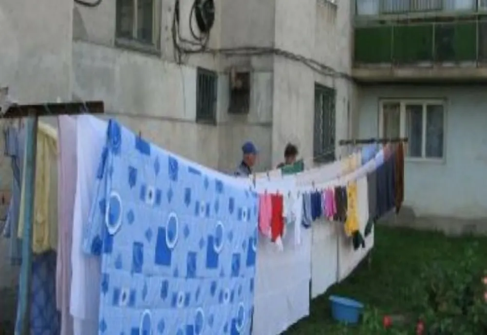 A rămas fără hainele puse la uscat! Pe cine au prins polițiștii cu rufele în brațe