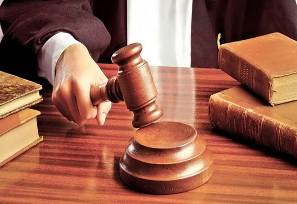 Patru bărbați ținuți la distanță de judecători. Ce au făcut aceștia