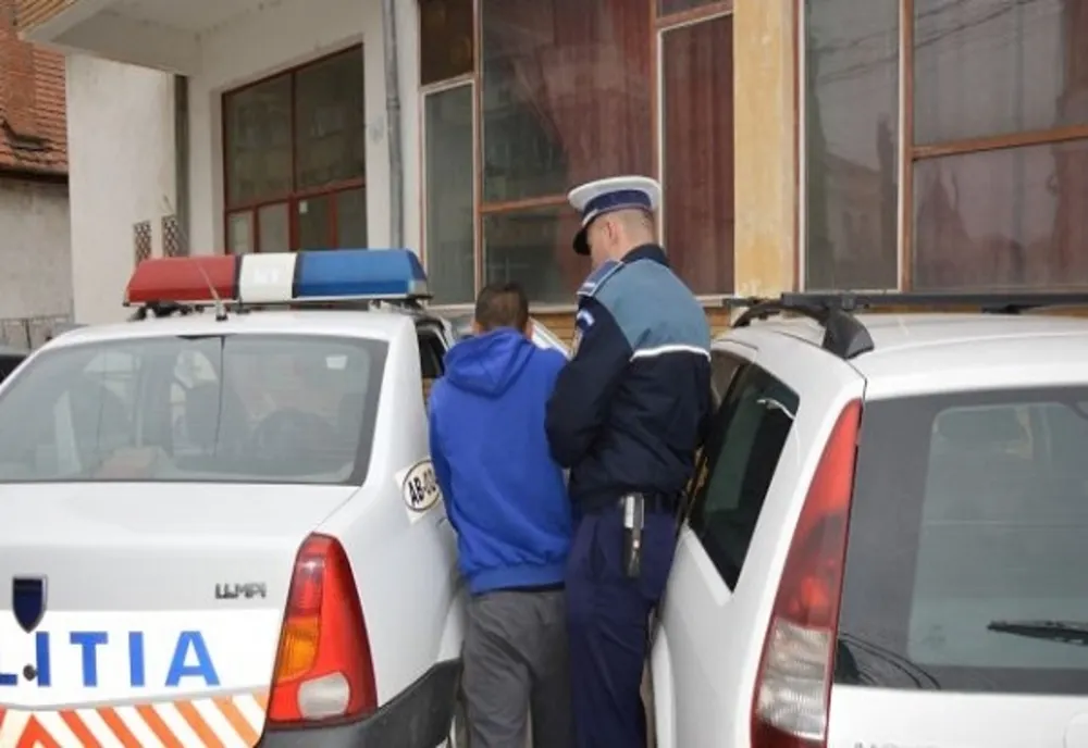 Doi bărbați, reținuți de polițiști după ce au furat și bătut o vacă