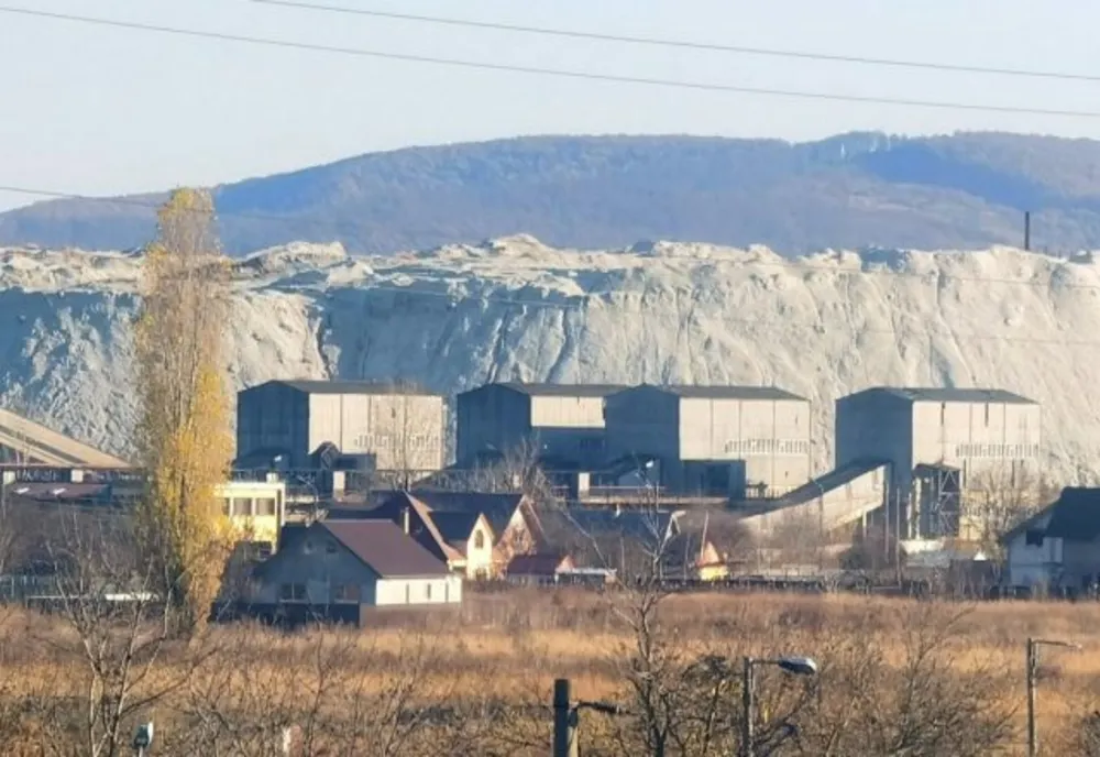 Bacăul nu scapă de muntele de deșeuri extrem de periculoase de la fostul combinat chimic 