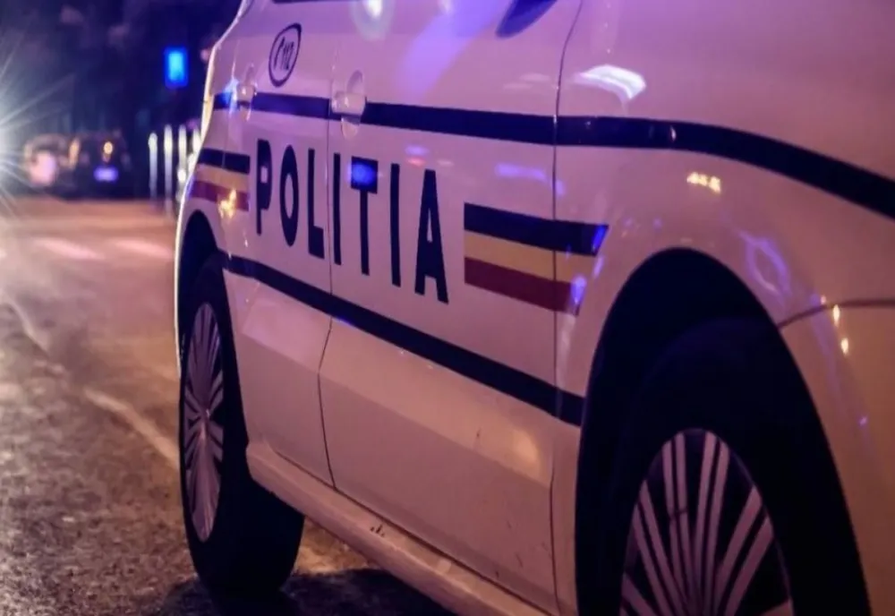 Un tânăr de 18 ani, beat, fără permis, conducea un moped cu numere false
