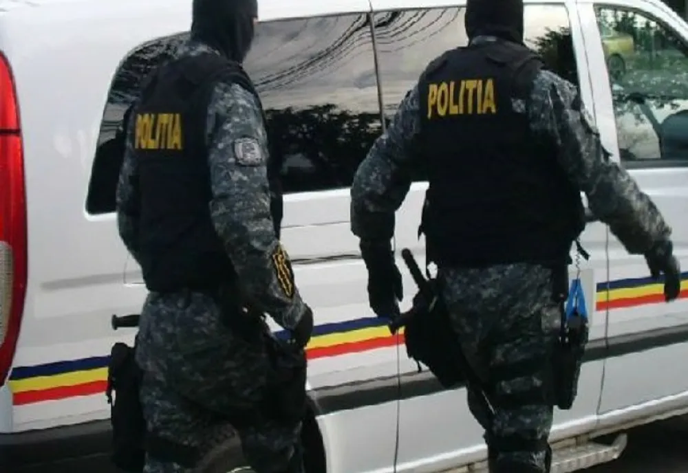 Percheziție la două prostituate. Proxeneții, duși la audieri