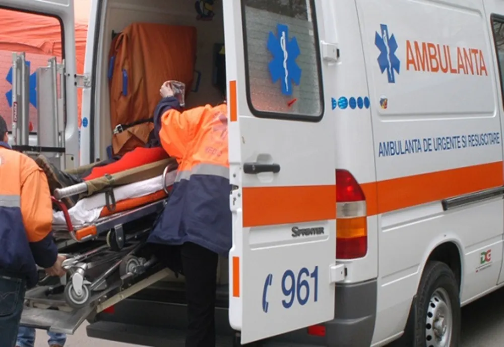 ACCIDENT în Bacău! Au fost implicate două autoturisme și un autobuz