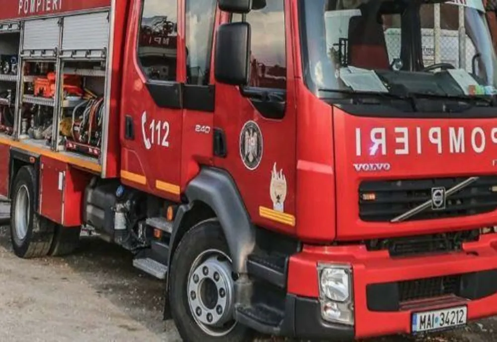 O persoană amenință că se aruncă în gol de la etajul 4 al unui imobil 