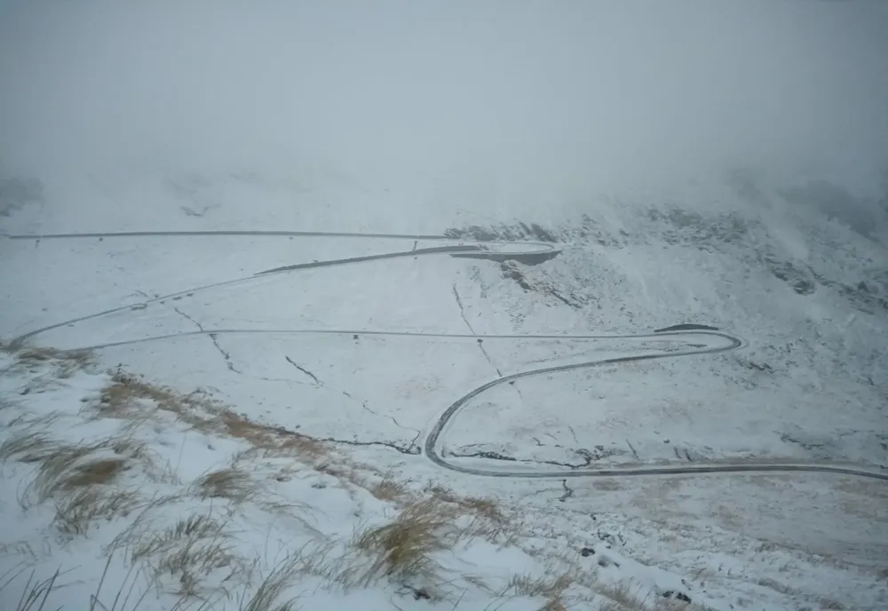 Strat de zăpadă pe Transfăgărăşan (FOTO+VIDEO)