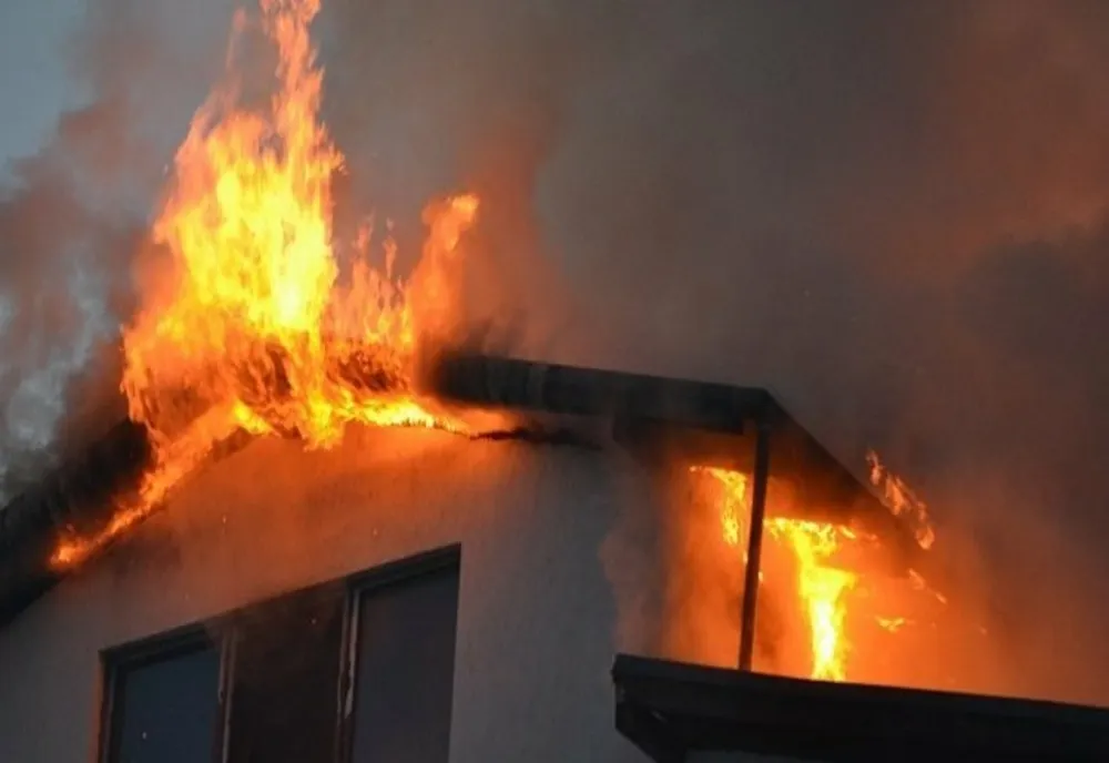 Bărbat găsit fără suflare în locuința cuprinsă de flăcări