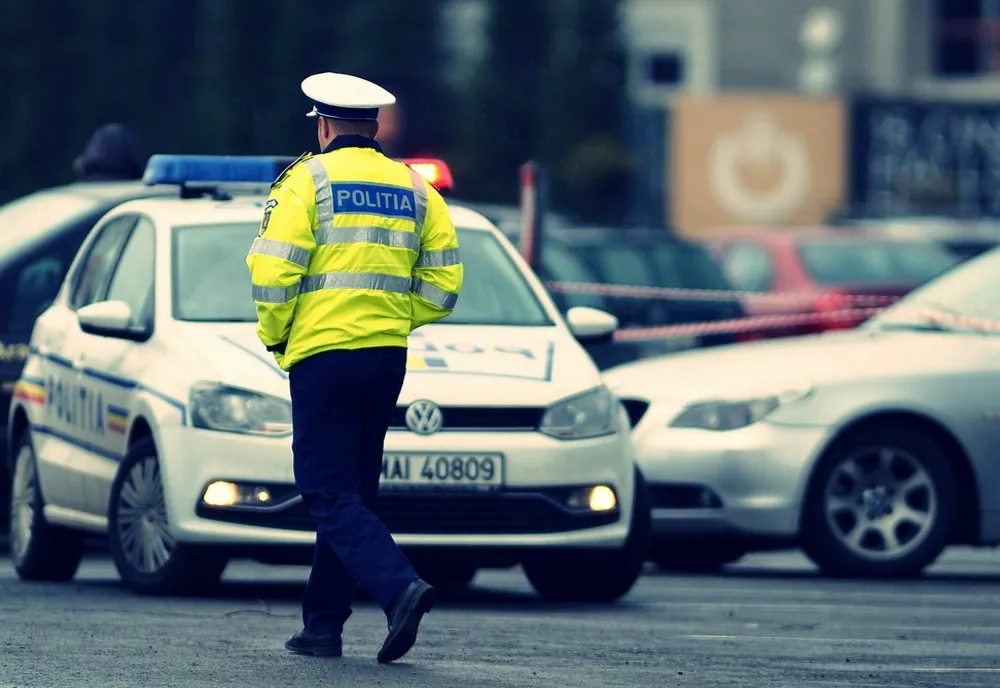 Agent de poliție, depistat de inspectorii de integritate ca angajat la o societate comercială
