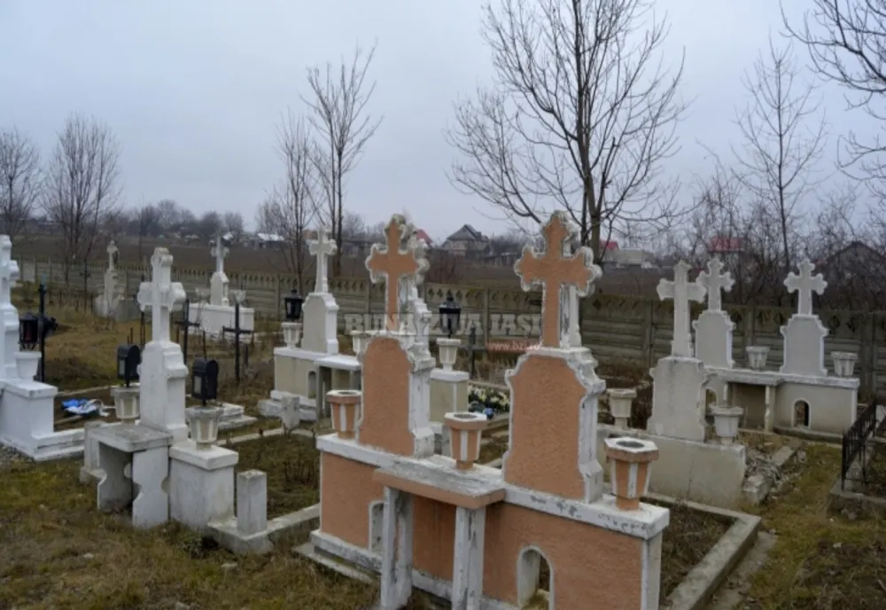 O pacientă lăsată nesupravegheată a fugit din spital și a fost găsită moartă. La înmormântarea femeii, soțul a murit și el, chiar în cimitir