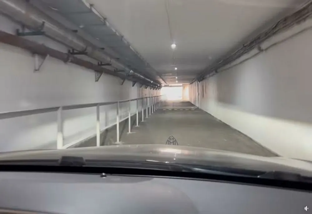 VIDEO. Limuzina de peste 250.000 de euro a primarului din Onești s-a „strecurat” cu greu la inaugurarea unui pasaj