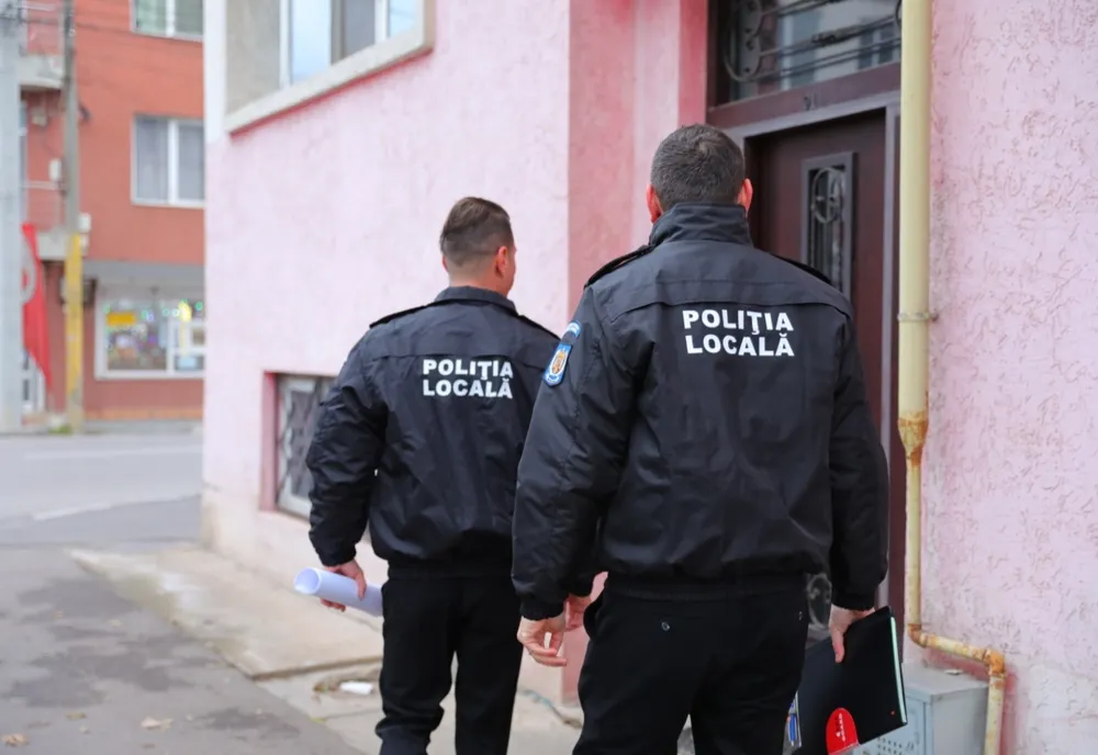 Un primar din județul Bacău colectează taxele cu poliția locală! Oamenii sunt terorizați