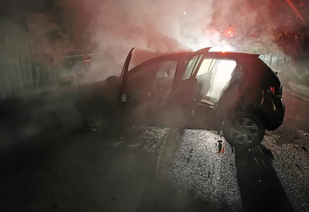 Incendiu produs la un autoturism, stins de pompieri