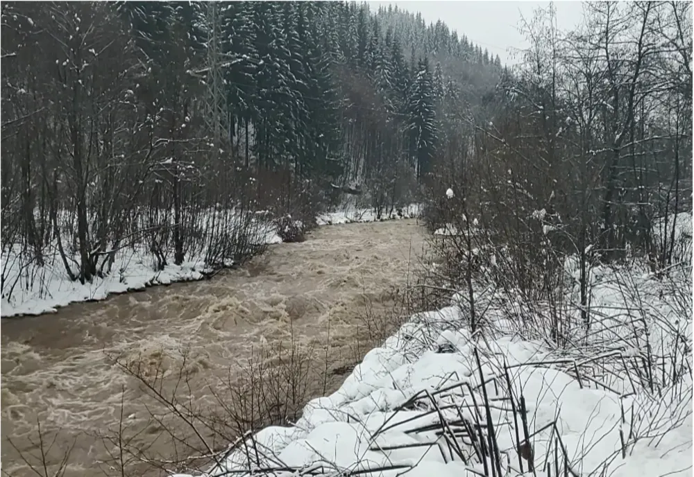 Cod portocaliu și galben emis de hidrologi în mai multe zone ale țării, valabil până vineri