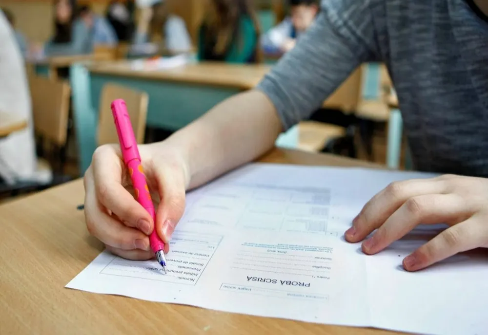 Simulare Evaluarea Națională 2024. Elevii de clasa a VIII-a susţin proba scrisă la Limba și literatura română. Lucrările vor fi corectate digital