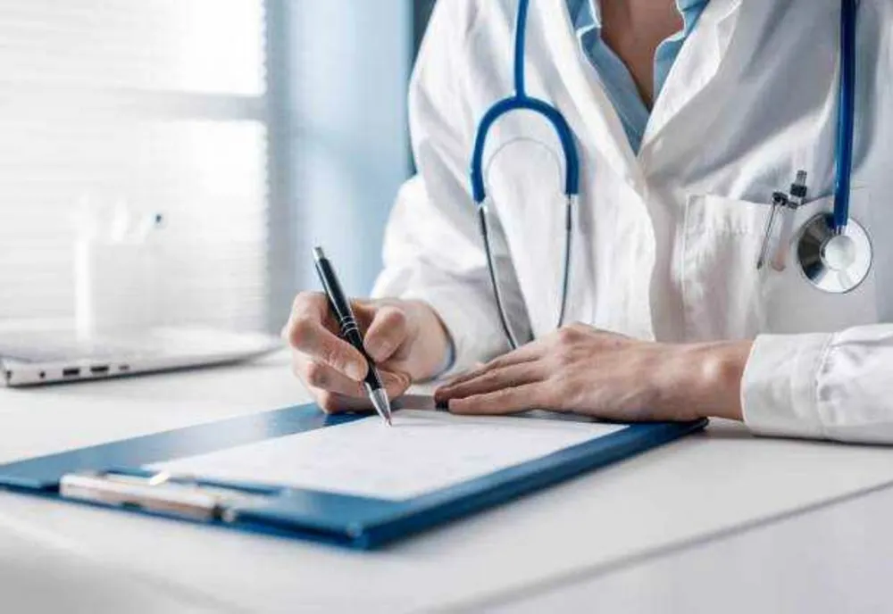 FALS MEDIC ARESTAT DUPĂ CE O PACIENTĂ A AJUNS ÎN MOARTE CEREBRALĂ ÎNTR-O CLINICĂ IMPROVIZATĂ