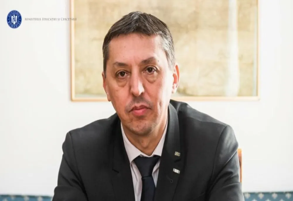 MINISTRUL DANIEL DAVID, CĂTRE DASCĂLI: APRECIEZ ENORM FAPTUL CĂ ÎNCERCAŢI SĂ VĂ FACEŢI DATORIA FAŢĂ DE ELEVI
