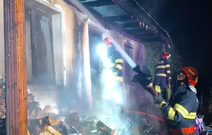 Incendiu puternic la o casă din Hemeiuși - pompierii băcăuani au intervenit de urgență