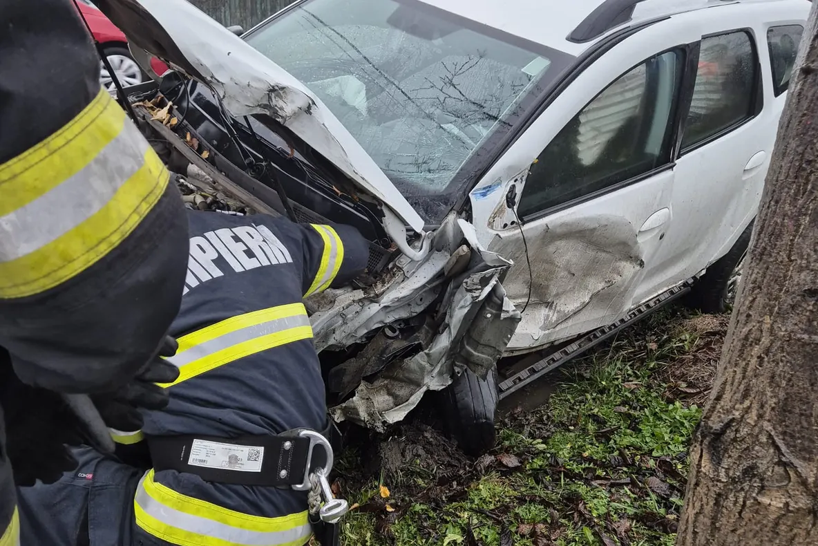 Accident la Helegiu - o persoană, rănită și transportată la spital după un impact violent