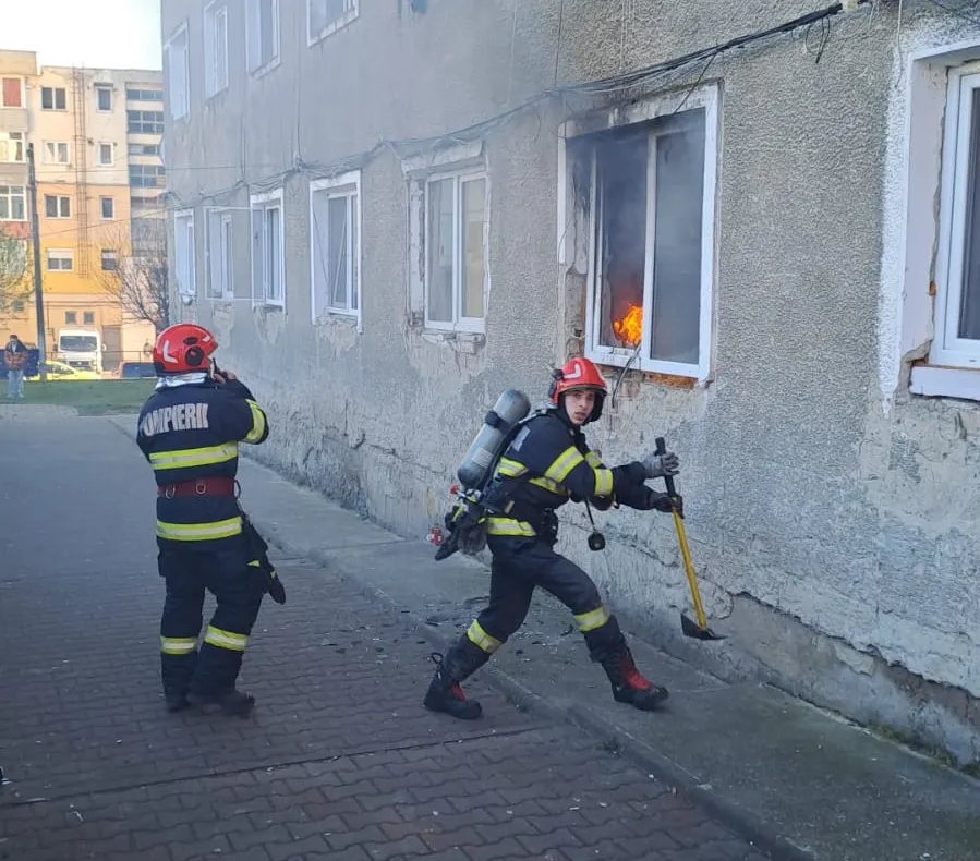 Incendiu la un apartament din Moinești: 27 de persoane evacuate, o femeie asistată de SMURD Moinești
