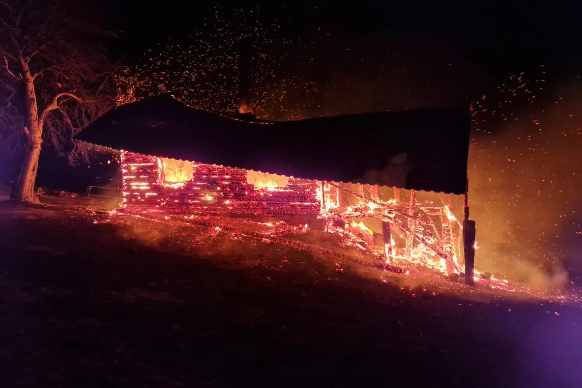 Cabană mistuită de flăcări la Ghimeș Făget