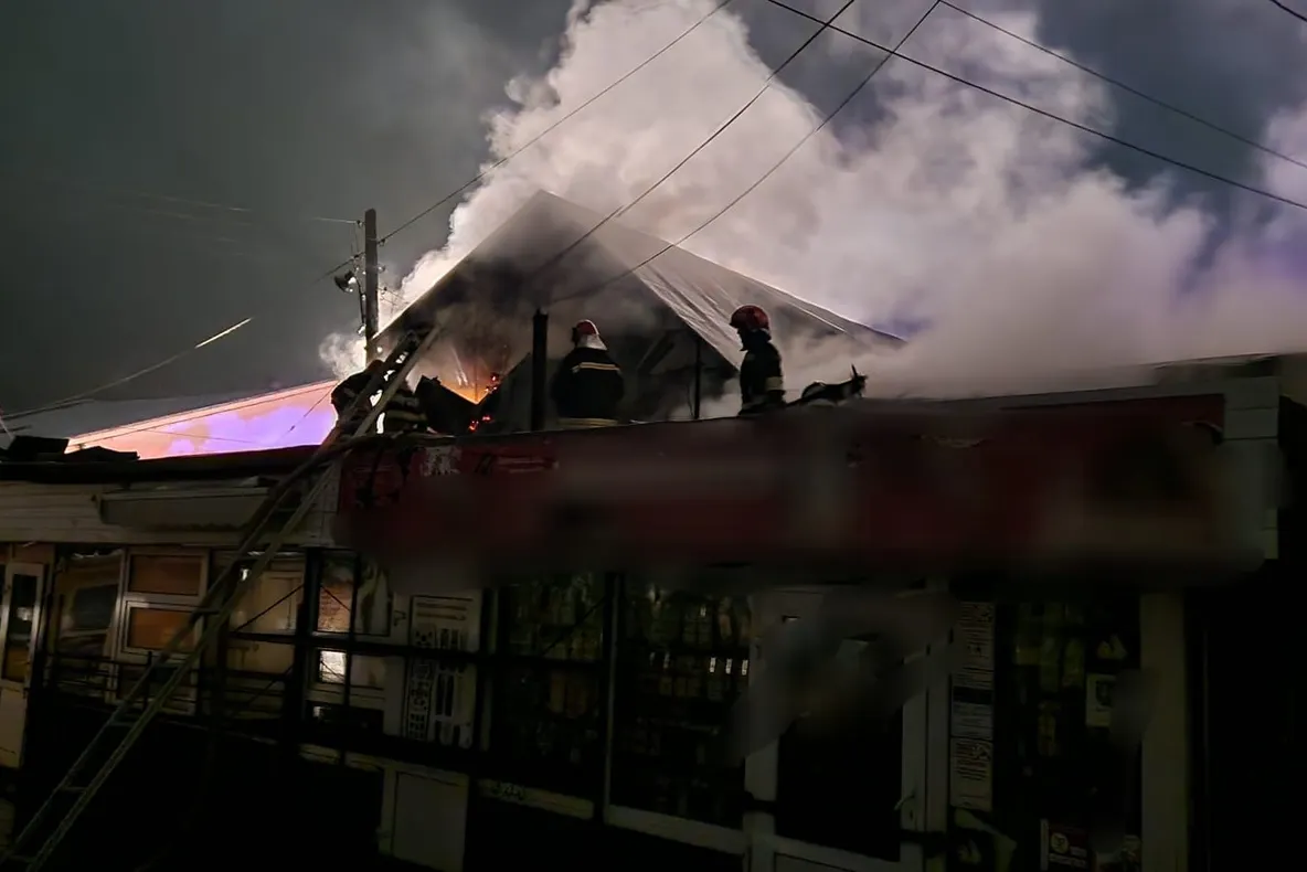 Comănești: Incendiu la un complex comercial din Piața Centrală, intervenție de amploare a pompierilor