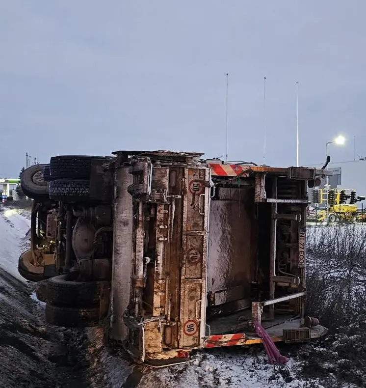 Accident rutier pe DN 2 – E85, în comuna Săbăoani: autospecială de colectare a deșeurilor răsturnată