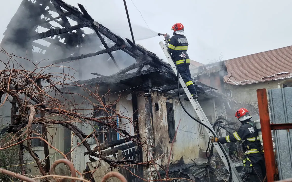 Incendiu la o locuință din Poduri, sat Bucșești: pompierii au intervenit prompt