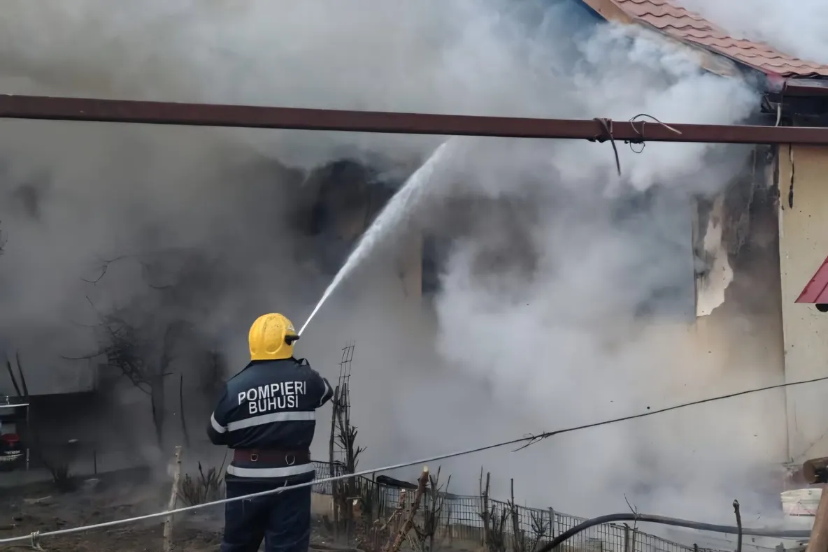 Incendiu la o locuință din Gârleni, județul Bacău – Intervenție în desfășurare