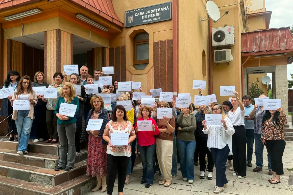 Angajații din casele de pensii, nemulțumiți că le scad veniturile după noua lege a salarizării