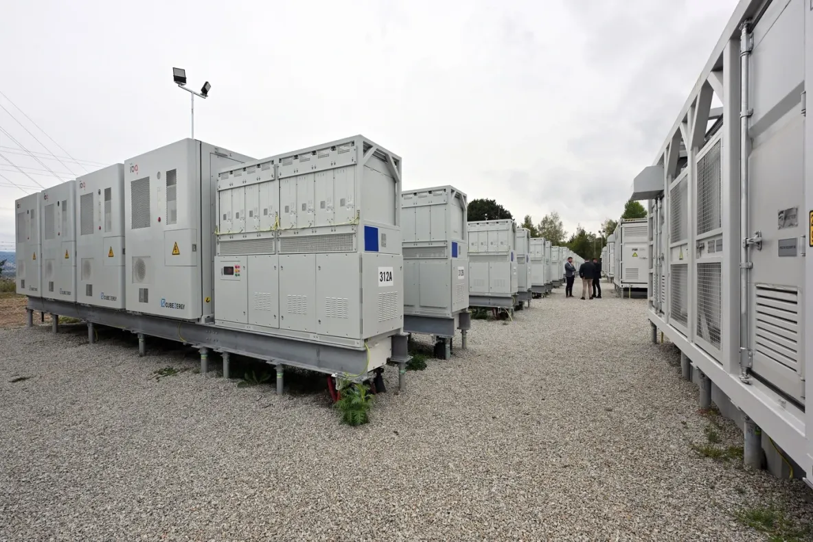 Prosumatorii pot lua până la 15.000 de lei de la AFM pentru bateriile de stocare. Ce documente trebuie depuse
