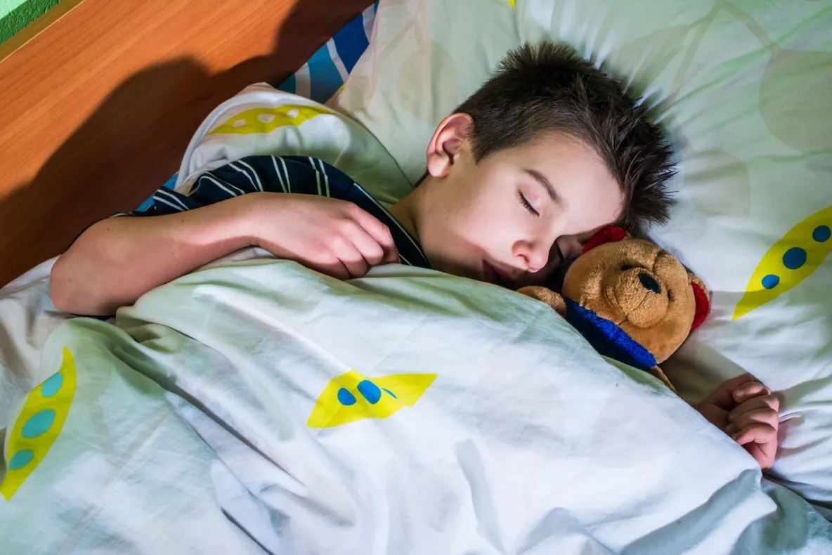 Revenirea la școală schimbă programul de somn al copiilor: cum îi ajutăm să revină la rutina obișnuită